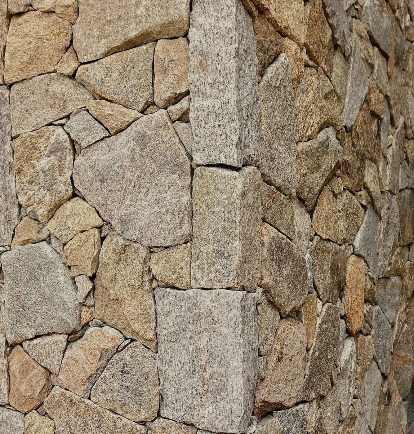 Ochre natural stone, front wall